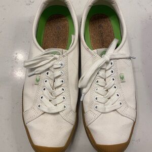 NEW | Men’s Cariuma White Canvas Sneakers with Gum Sole, size 10.5